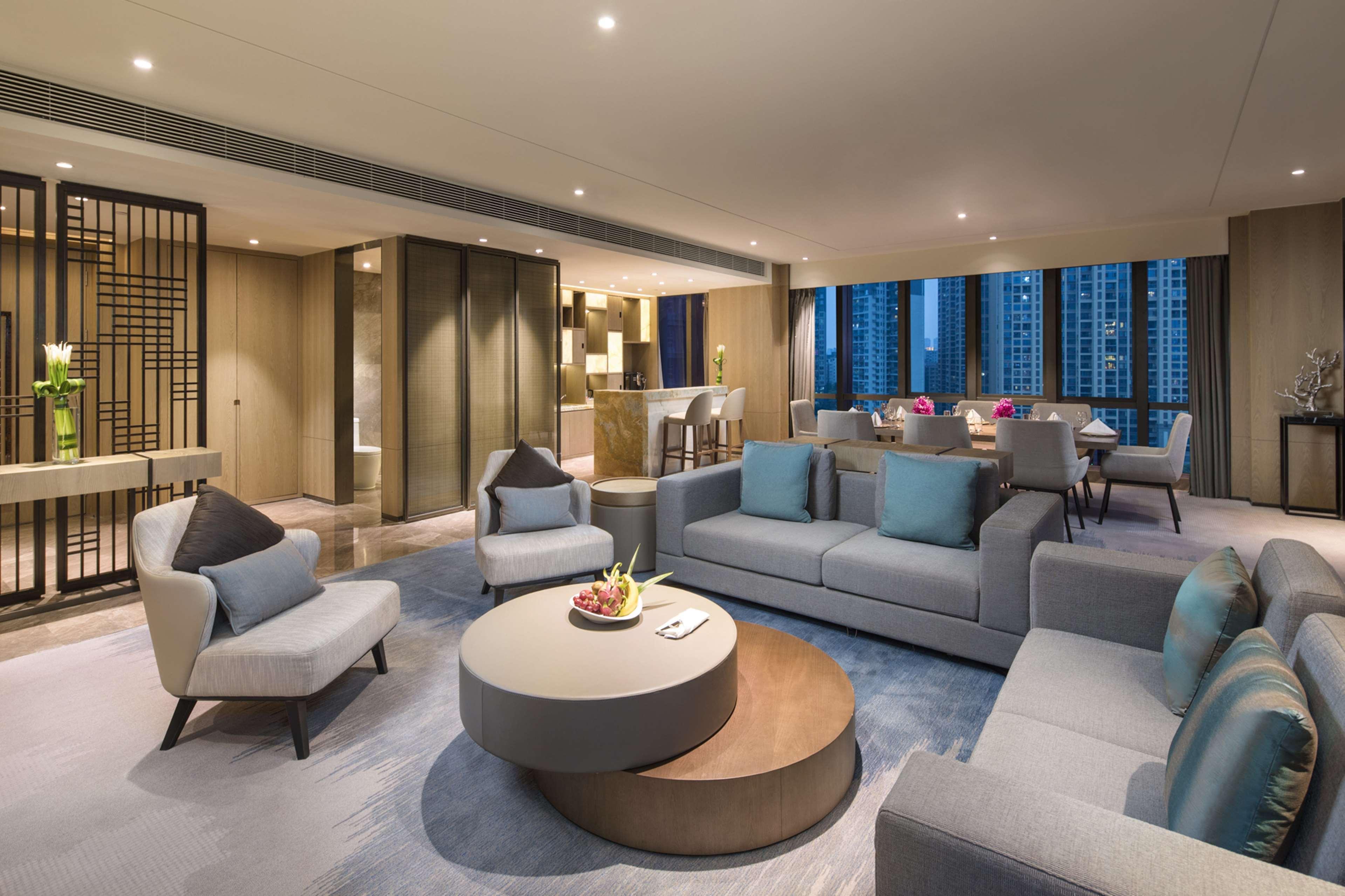 Hotel Doubletree By Hilton Longhua: Location Near Metro & Attractions
