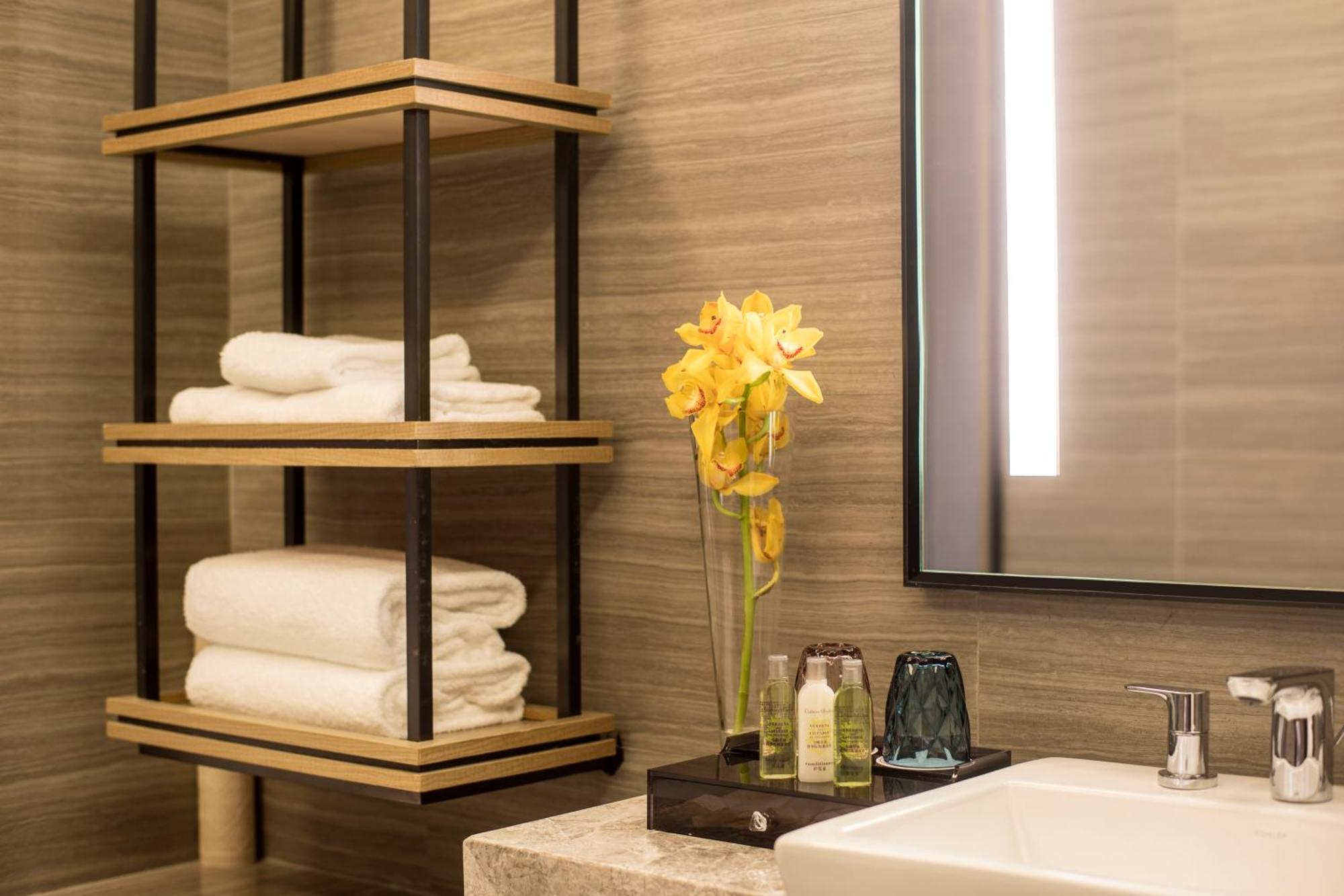 Doubletree By Hilton Longhua: Location Near Metro & Attractions Hotel Shenzhen