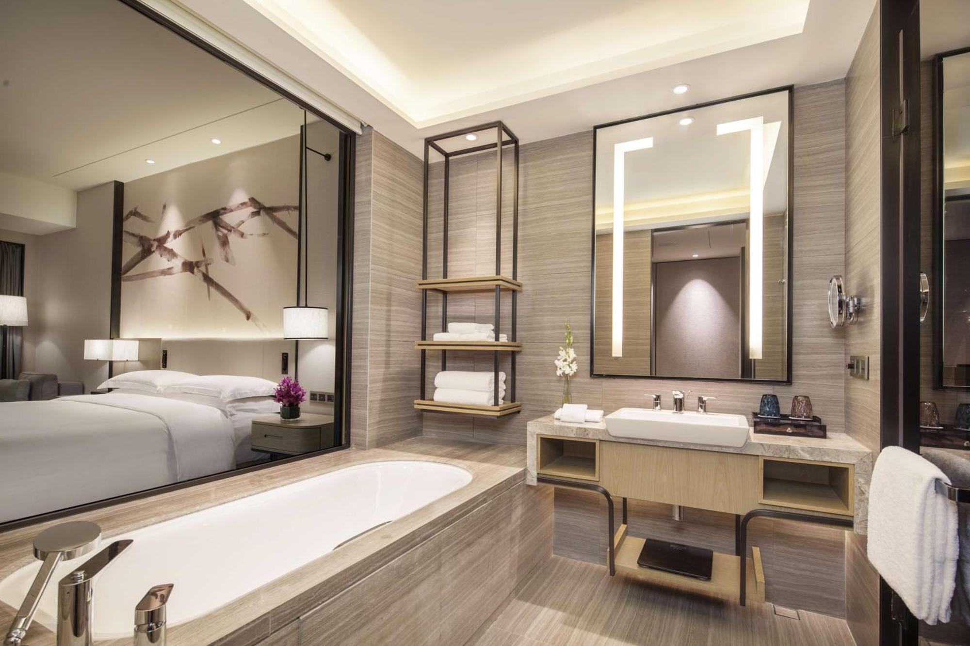 Hotel Doubletree By Hilton Longhua: Location Near Metro & Attractions 5*