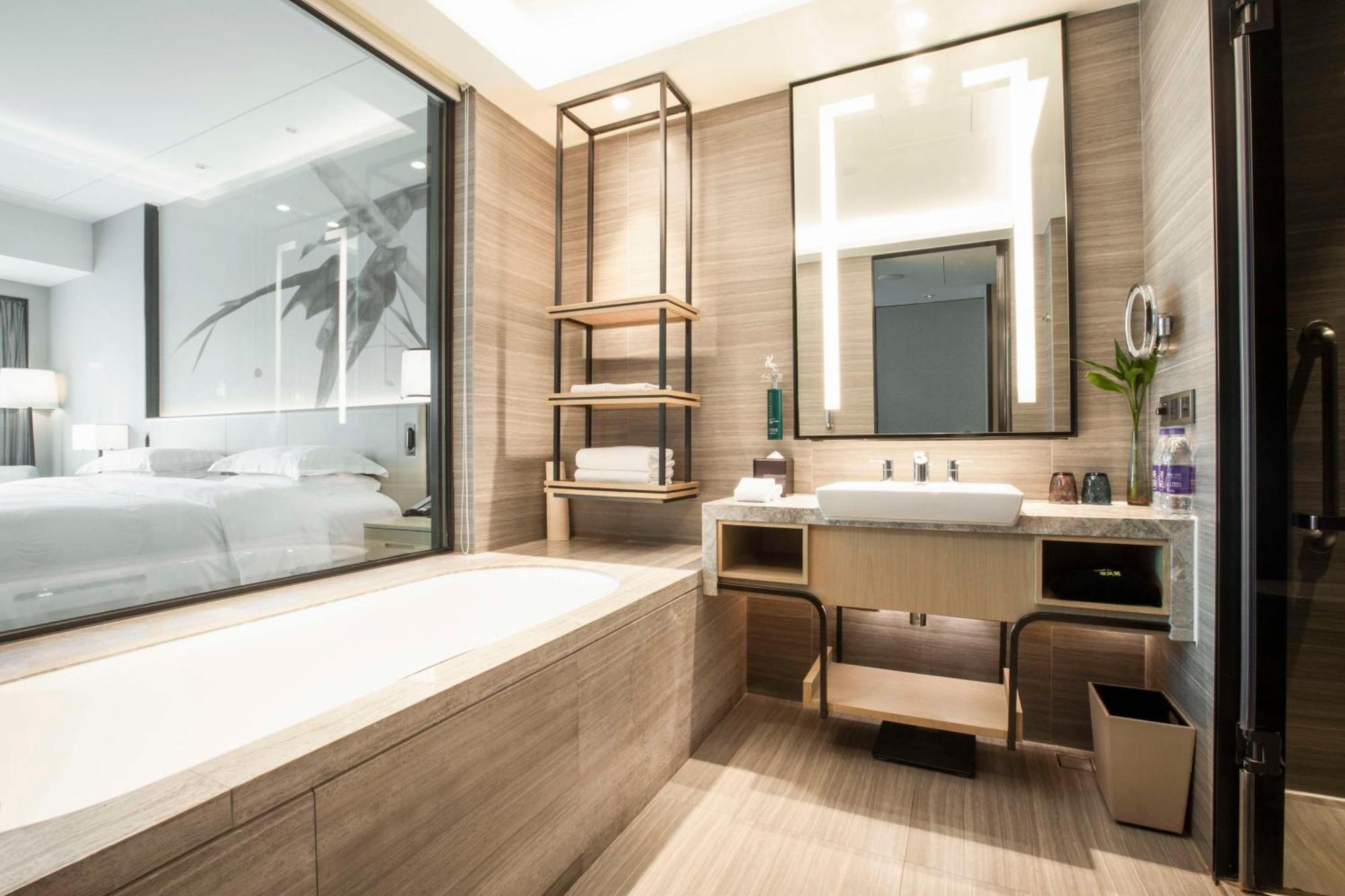 Hotel Doubletree By Hilton Longhua: Location Near Metro & Attractions